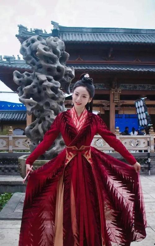 娱乐吃瓜八卦两个人,吃瓜群众热议的两位明星幕后故事